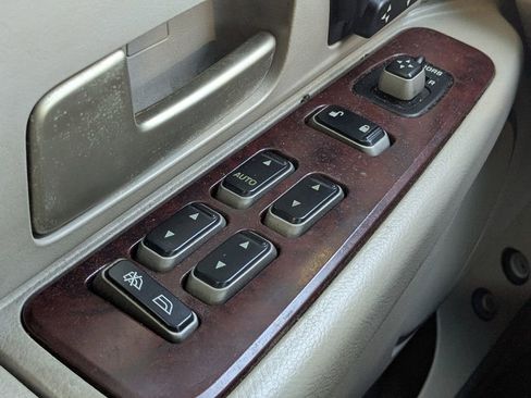 Used 2005 Lincoln Town Car Signature Limited image 21