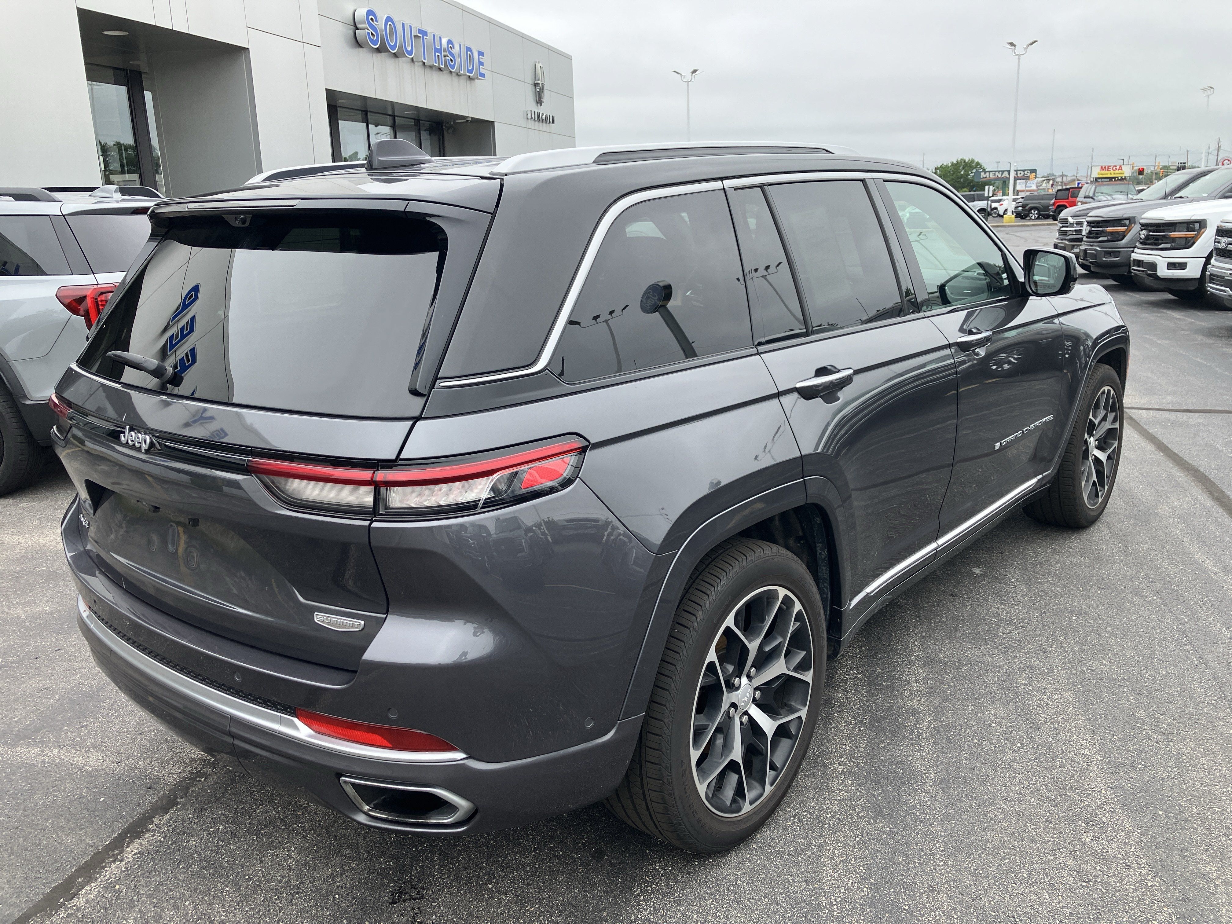 Used 2022 Jeep Grand Cherokee Summit AWD/4WD image 7