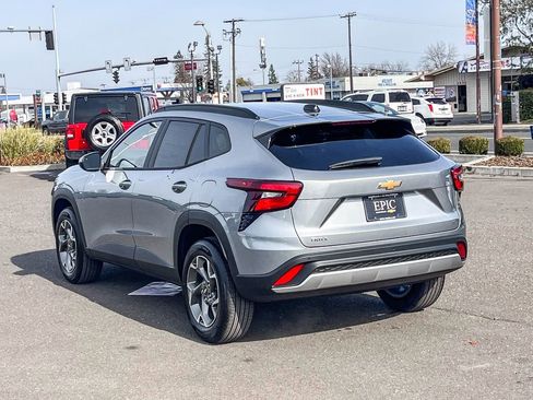 New 2026 Chevrolet Trax LT w/ Driver Confidence Package image 2