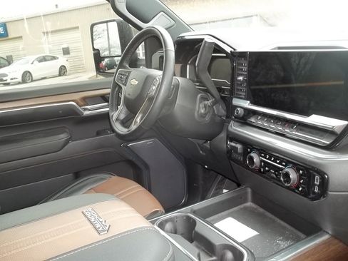 Used 2024 Chevrolet Silverado 2500 High Country w/ High Country Premium Package AWD/4WD image 6
