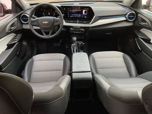 Used 2025 Chevrolet Trax LT image 18