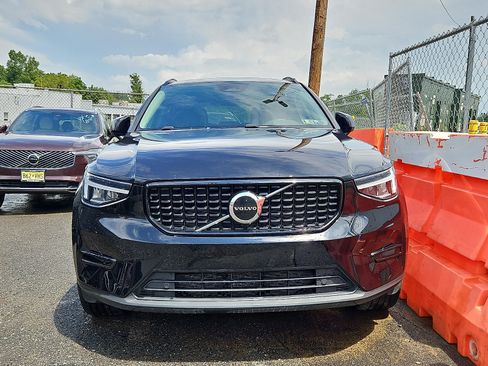 Used 2024 Volvo XC40 B5 Core AWD/4WD image 2