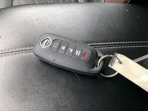 Used 2024 Nissan Pathfinder Platinum image 10