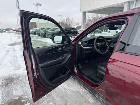 Used 2024 Jeep Grand Cherokee Altitude image 10