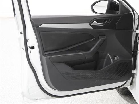 Used 2023 Volkswagen Jetta Sport image 4