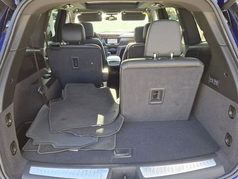 Used 2025 Cadillac XT6 Premium Luxury image 17