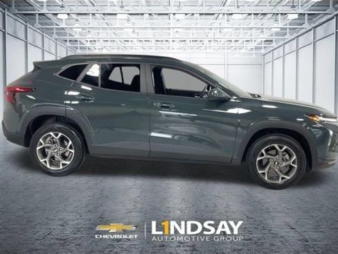 Used 2025 Chevrolet Trax LT FWD image 9