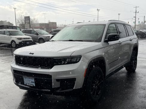 Used 2024 Jeep Grand Cherokee L Laredo image 4