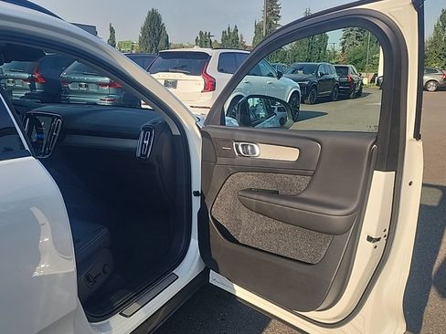 Certified 2023 Volvo XC40 B5 Ultimate w/ Protection Package Premier AWD/4WD image 19
