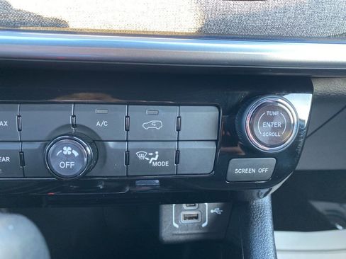 Used 2024 Jeep Compass Latitude image 28