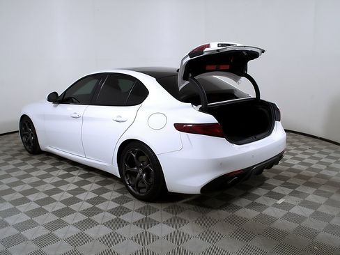 Used 2017 Alfa Romeo Giulia Ti w/ TI 19" Sport Package RWD image 10