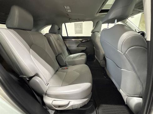 Used 2021 Toyota Highlander Limited AWD/4WD image 23