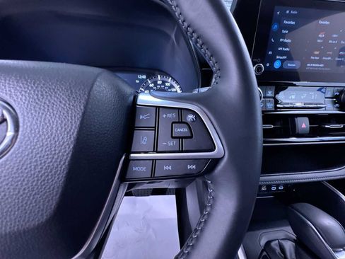 Used 2025 Toyota Highlander LE FWD image 21