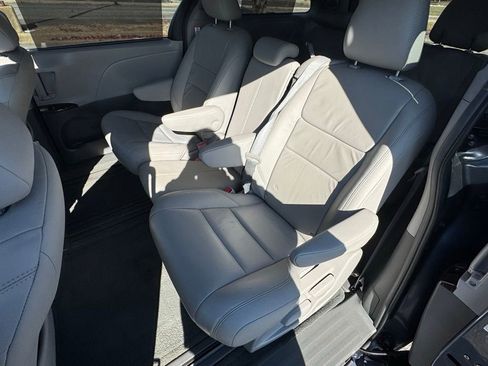 Used 2016 Toyota Sienna XLE image 18