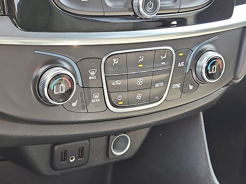 Used 2023 Chevrolet Traverse LT AWD/4WD image 17