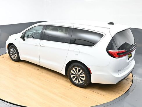 Used 2023 Chrysler Pacifica Touring-L FWD image 6