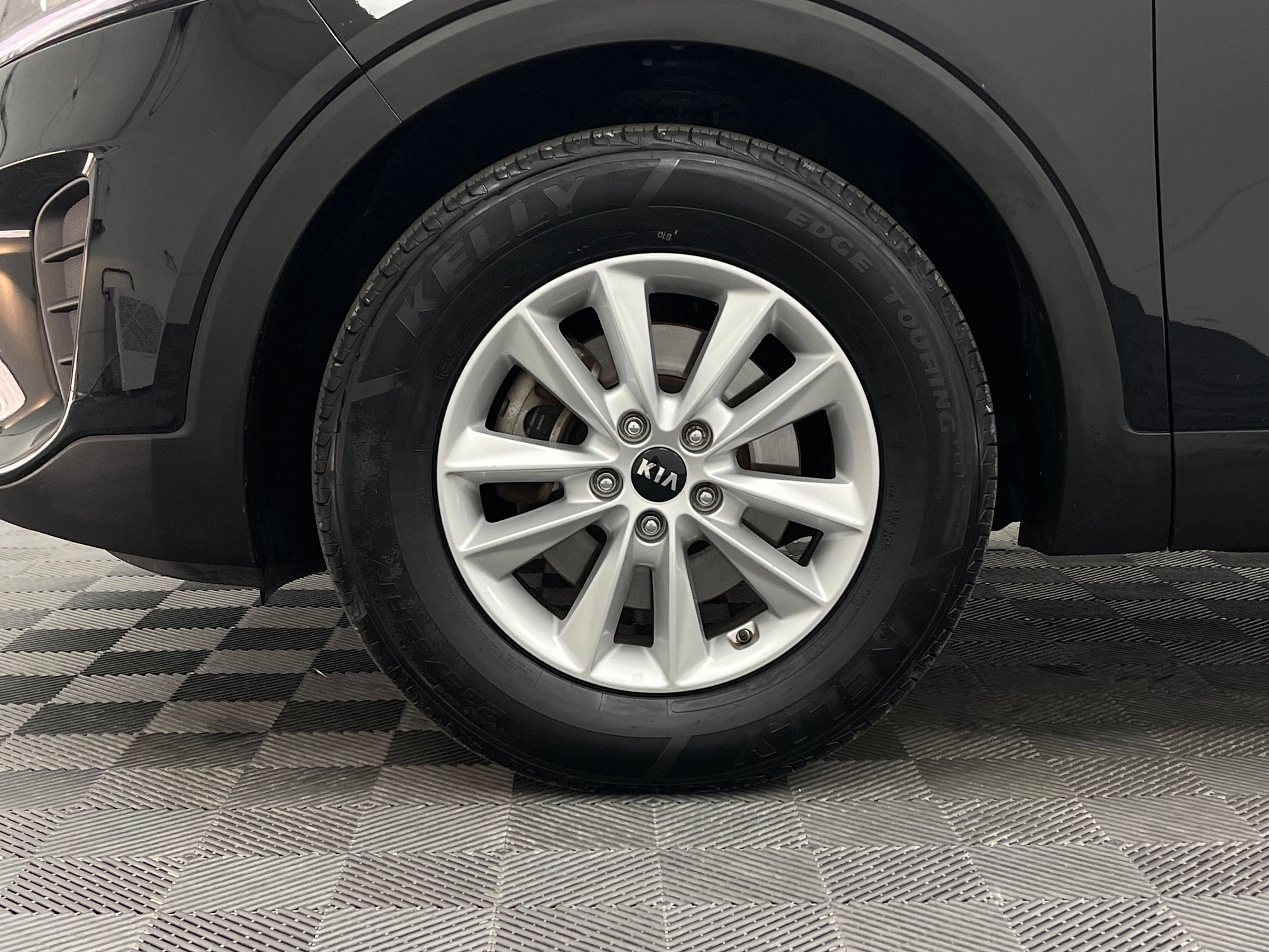 Used 2020 Kia Sorento LX FWD image 12