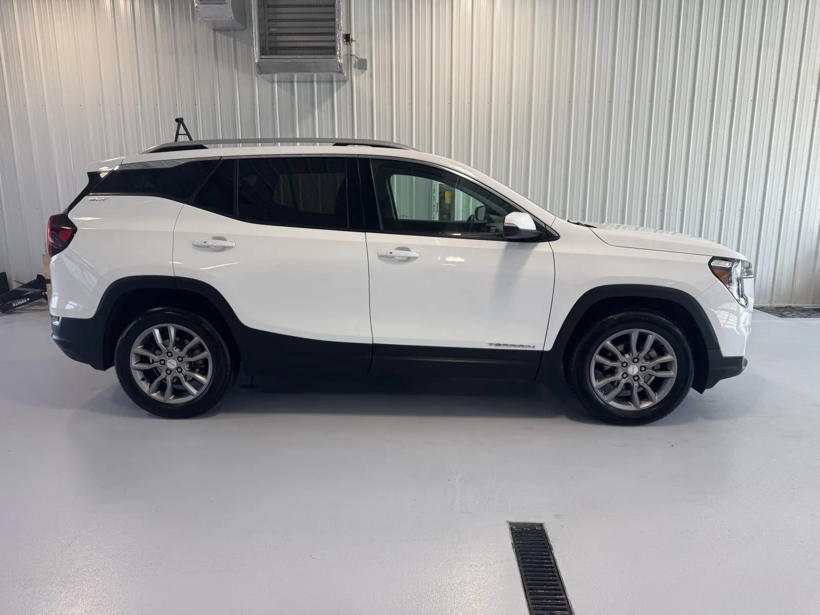 Used 2024 GMC Terrain SLT AWD/4WD image 2