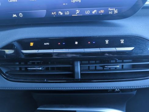 Used 2025 Buick Enclave Sport Touring AWD/4WD image 19