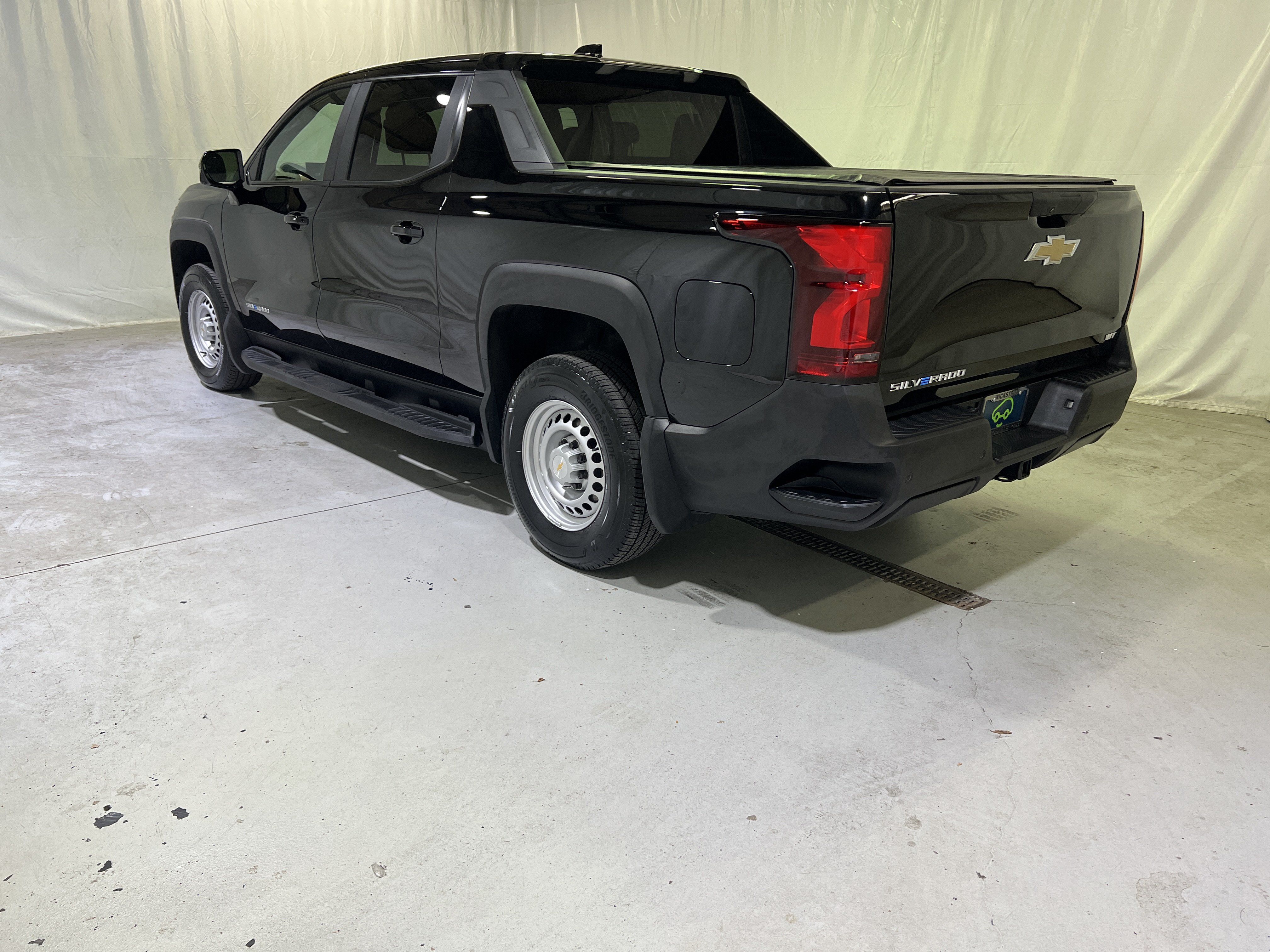 Certified 2025 Chevrolet Silverado EV W/T AWD/4WD image 8