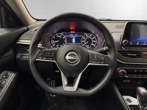 Used 2024 Nissan Altima 2.5 SV FWD image 12