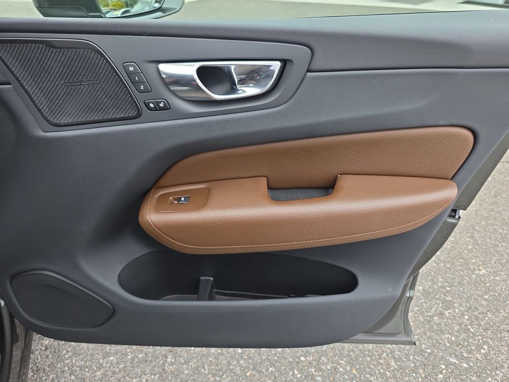 Used 2019 Volvo XC60 T6 Momentum w/ Multimedia Package AWD/4WD image 9