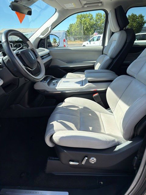 Used 2025 Lincoln Navigator Reserve AWD/4WD image 8