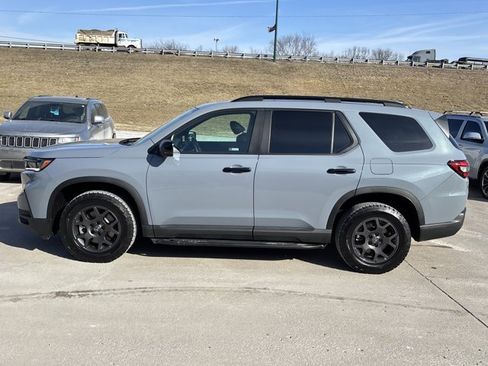 Used 2023 Honda Pilot TrailSport image 11