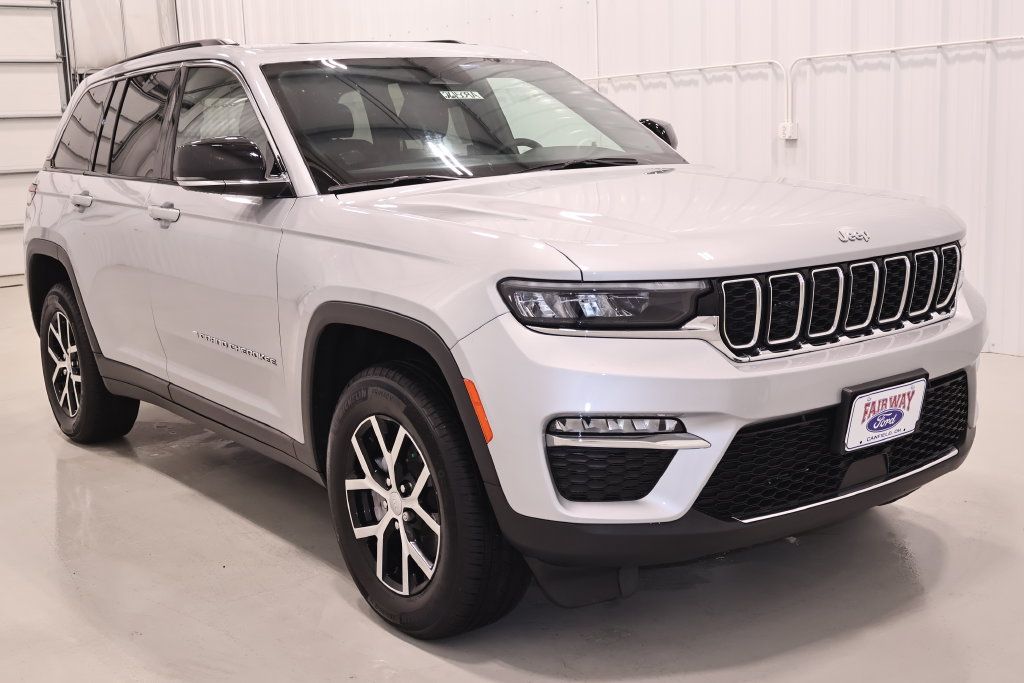 Used 2024 Jeep Grand Cherokee Limited AWD/4WD image 3