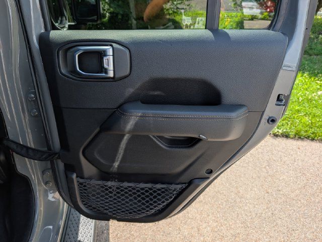 Used 2022 Jeep Gladiator Overland AWD/4WD image 36