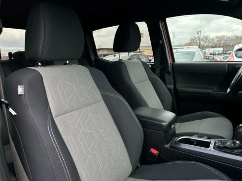 Used 2021 Toyota Tacoma TRD Off-Road w/ Technology Package image 15