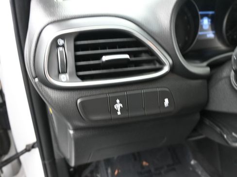 Used 2019 Hyundai Elantra GT image 11