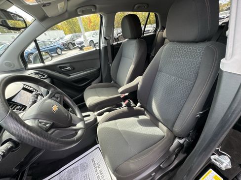 Used 2022 Chevrolet Trax LS w/ Tint and Cruise Package image 20