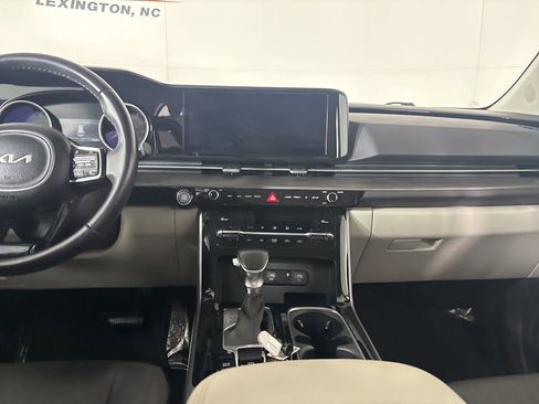 Used 2024 Kia Carnival EX image 22