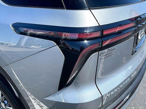 Used 2025 Chevrolet Traverse LT AWD/4WD image 29