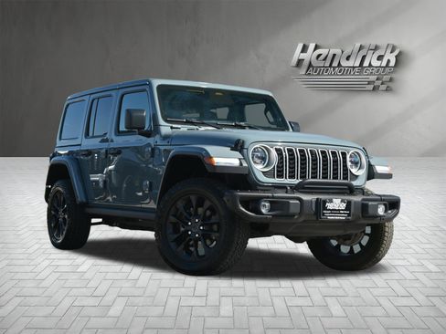 Used 2025 Jeep Wrangler Unlimited Sahara AWD/4WD image 2