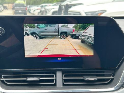 Used 2025 Chevrolet Trax LT FWD image 29