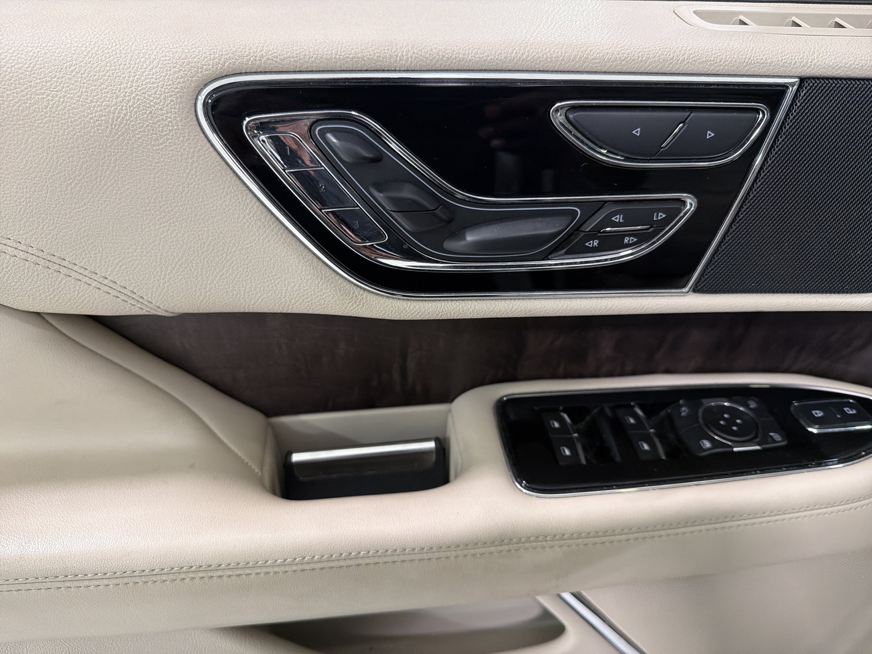 Used 2020 Lincoln Navigator Reserve RWD image 14