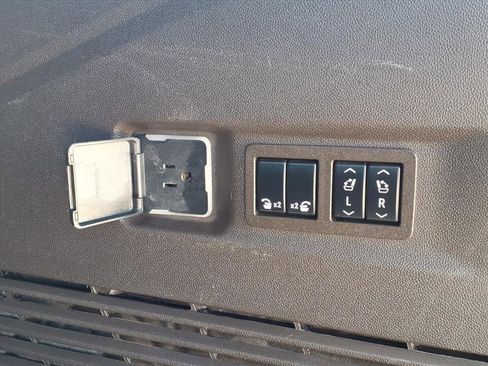 Used 2022 GMC Yukon XL Denali image 10