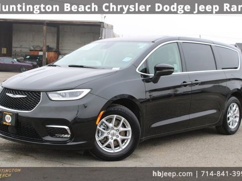 Used 2023 Chrysler Pacifica Touring-L image 9