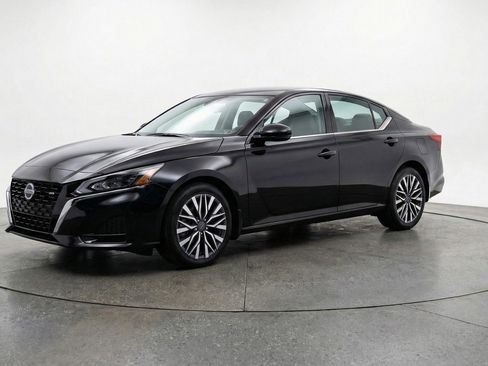 Used 2025 Nissan Altima 2.5 SV image 3