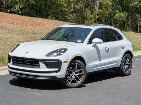 Certified 2025 Porsche Macan AWD/4WD image 1