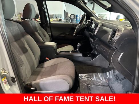 Used 2019 Toyota Tacoma TRD Sport w/ Technology Package AWD/4WD image 19