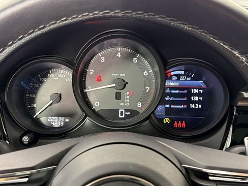 Certified 2023 Porsche Macan AWD/4WD image 24