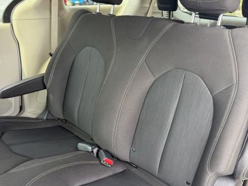 Used 2020 Chrysler Voyager L image 26