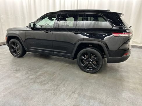 Used 2023 Jeep Grand Cherokee Altitude AWD/4WD image 3
