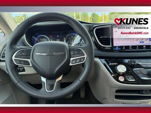 Used 2024 Chrysler Pacifica Touring-L FWD image 32