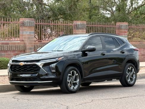 Used 2025 Chevrolet Trax LT FWD image 1