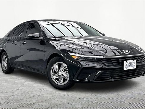 Used 2025 Hyundai Elantra SE image 12