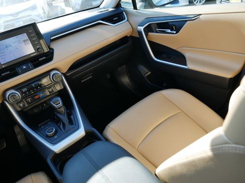 Used 2021 Toyota RAV4 XLE Premium image 11